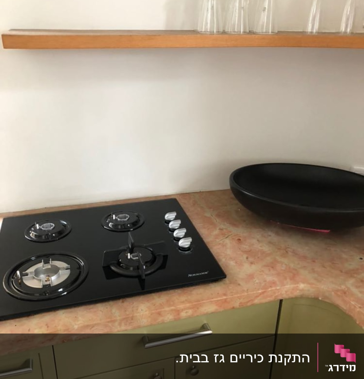 כיריים גז שחורות עם ארבעה מבערים וכפתורים